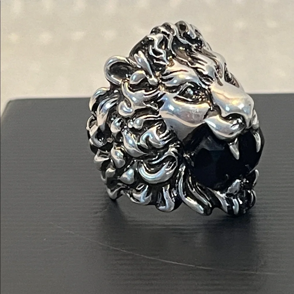 Gucci Lion Head Motif Ring With Black Stone Size 8 Full Inclusion